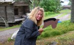 Carina rider runt på Dössberget...