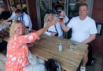 vi gick över gatan till Glenns...