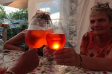 tjejerna skålar med sin Aperol...