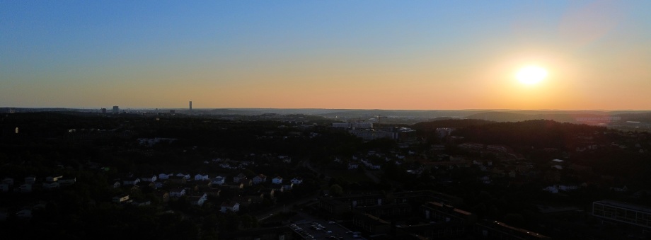 2025-07-17, solen går snart ner över ett väldigt varmt Göteborg...