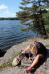 Carina gnider på med sitt tändstål...