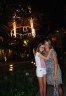 Mor och dotter utanför hotellet efter en vild natt i Kuta