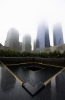 en av poolerna framför One World Trade Center...