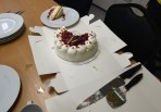 Hallon tårta från Cederleuf Svenheimer såklart... fina tårt bestick...