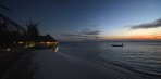 restaurangen och våran strand i släpljuset efter solnedgången...