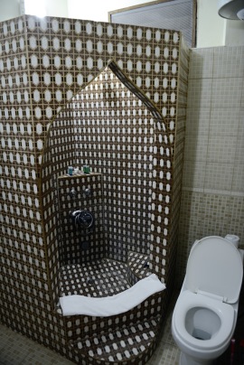 arabiskt inspireret duschrum med toalett...