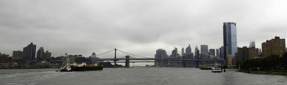 Manhattan Bridge och Brooklyn Bridge sett från färjan...