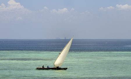 en fiskebåt, man kan skymta  Dar es Salaams skyskrapor i bakgrunden...