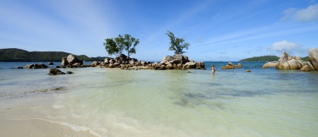 Carina känner av våran egen lilla strand med en egen ö...