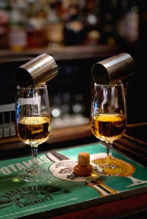 det är lätt att få dubbelseende på en whisky pub...