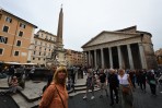 Carina framför Pantheon...