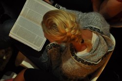 Guds ord är mina fötters lykta och ett ljus på min stig. Ps.119:105 Guds ord är mina fötters lykta och ett ljus på min stig. Ps.119:105