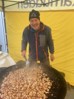 Annas julbuffé är supermumsig hälsar julkatten Nellie. Foto: Anna Morén