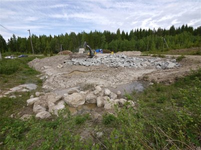 28 maj 2012 - dammen på gamla skidstadion fylldes med sprängsten och jordmassor från bygget vid shoppingcentret.