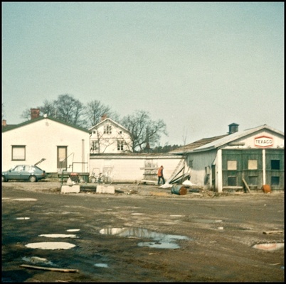 Texaco bensinstation och bilverkstad vid Töcksfors gamla centrum rivs för att ge plats för Kötthallen.