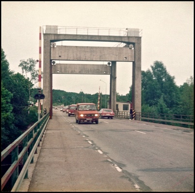 E18 med den höjbara bron över kanalen. Tornet på bron revs senare när den kommersiella båttrafiken på kanalen upphörde.