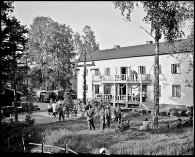 Midsommarfirande vid Hotellet under beredskapstiden i början av 1940-talet.
