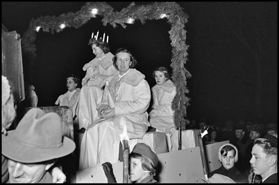 Årets Lucia med tärnor utan centrumhuset i Töcksfors i slutet av 1950-talet.