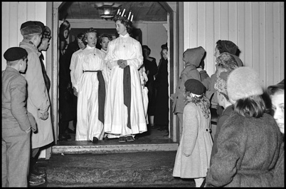 Töcksfors Lucia med tärnor kommer ut från Töcksmarks kyrka efter Lucia-Gudstjänsten - slutet av 1950-talet.
