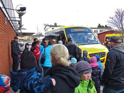 Barn, föräldrar och andra vuxna samlades på torget i Töcksfors för att åka med bussarna till demonstrationen i Årjäng.