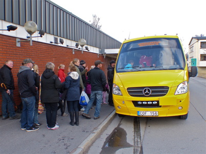 Barn, föräldrar och andra vuxna samlades på torget i Töcksfors för att åka med bussarna till demonstrationen i Årjäng.