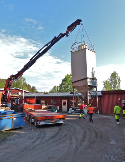 31 maj 2013 - Här lyfter man bort den gamla silon som innehöll reningspreparat.