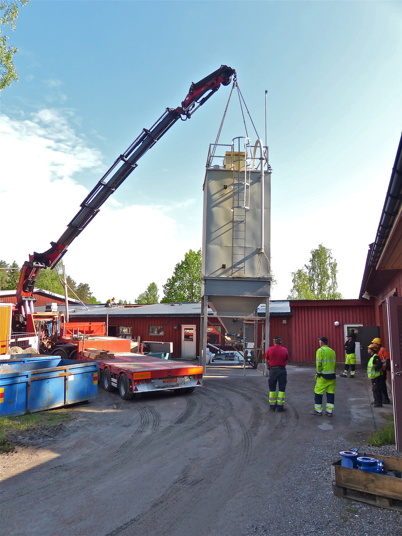 31 maj 2013 - Här lyfter man bort den gamla silon som innehöll reningspreparat.