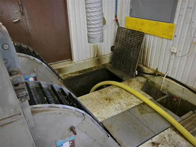 Bassängerna i den äldre delen av reningsverket töms.