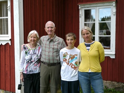 18 augusti 2011 - Laurie, Dick, Jamie och Lisa framför fädernegården Rabben i Skarbol.
