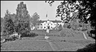 Militäruppställning framför Turisthotellet i början av 1940-talet. Foto : Uno Brander