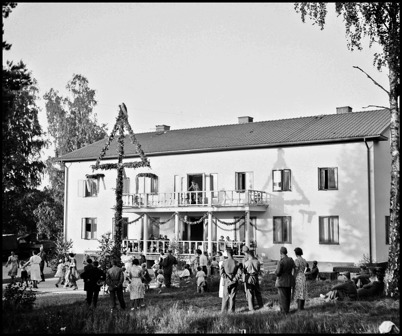 Midsommarfirande vid Hotellet under beredskapstiden i början av 1940-talet. Foto : Uno Brander