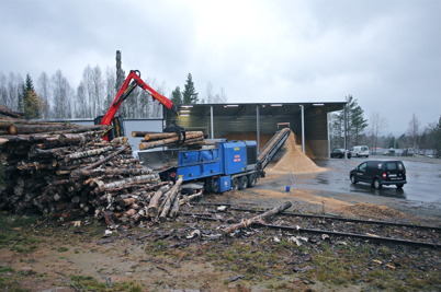 28 oktober 2014 - flisning av skogsråvara för att få biobränske till pannorna.