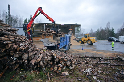 28 oktober 2014 - flisning av skogsråvara för att få biobränske till pannorna.