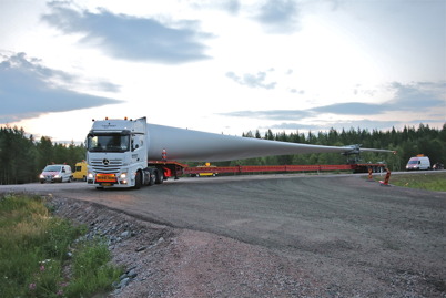 7 juli 2014 - Det var en spektakulär upplevelse att se de 55 meter långa transporterna svänga av från E18 och köra in på grusvägen mot Mölnerudshöjden.