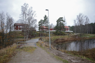 14 november 2014 - Belysningsstolparna är på plats längs med gång- och cykelvägen från bostadsområdet Prästnäset mot Töcksfors centrum.