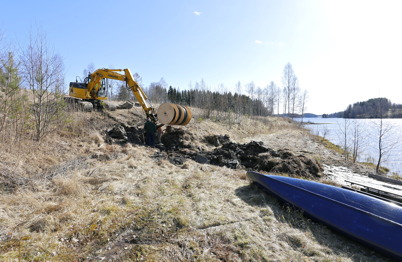 3 april 2014 - Sjökabeln har anslutits till ett kopplingsskåp vid stranden i Östegård och därifrån plöjs slangar för fiberstamkabel ner i marken fram till Östegård.