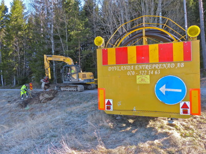 4 april 2014 - Läggning av slangar för fiberstamkabel längs med Sandviksvägen i Töcksfors.