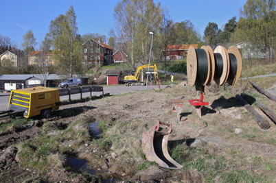 28 april 2014 - Läggning av slangar för fiberstamkabel inom Bruksområdet i Töcksfors.
