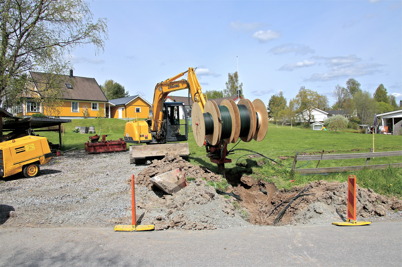 15 maj 2014 - Läggningen av slangar för fiberstamkabel närmar sig centrala Töcksfors.