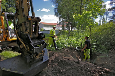 18 juni 2014 - Läggningen av slangar för fiberstamkabel har nått fram till Strandpromenaden och Restaurang Waterside.
