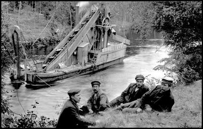 Muddring av kanalen vid Kyrkobyn i Östervallskog. Bilden togs 1912.
