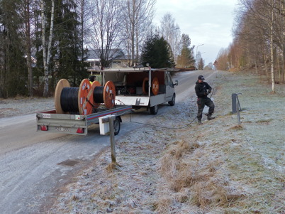5 januari 2015 - Nu blåser man in fiberkabel för bredband i slangarna som grävdes ner 2014.