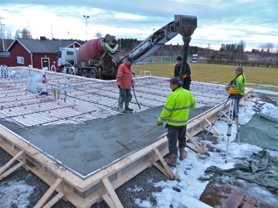 31 januari 2013 - vid Hagavallen kunde man gjuta bottenplattan till klubbstugan i "lämpligt" väder.