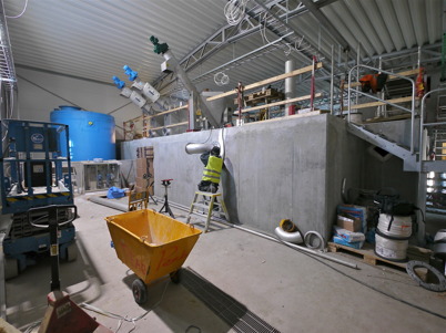 11 mars 2013 - vid nya reningsverket fortsatte arbetet med installation av ny reningsteknik.