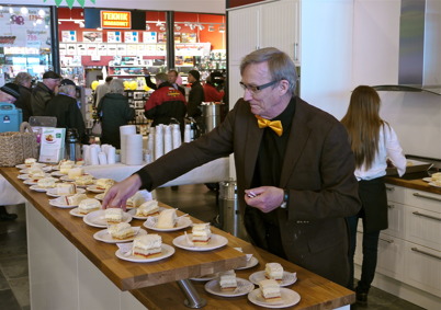 21 mars 2013 - i samband med invigningen av nya Maxi Mat bjöds det på kaffe och tårta.