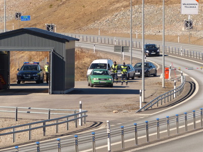 27 april 2013 - Tullpersonalen vinkade in många fordon till kontrollplatsen vid E18.