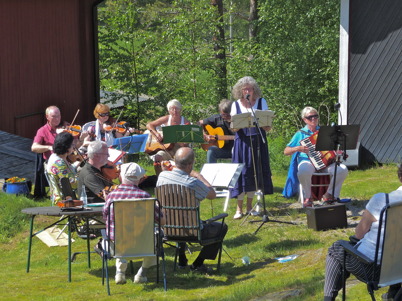 1 juni 2013 - Håns byalag och Gråbols gårdsorkester bjöd in till musikstund i Gråbol.
