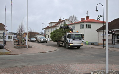 29 november 2013 - och så kom julgranen till torget i Töcksfors traditionsenligt.