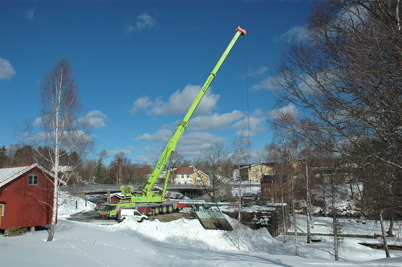 Slussportarna vid övre slussen lastas för transport till Kristinehamn / Foto : Bengt Erlandsson - 20 mars 2006