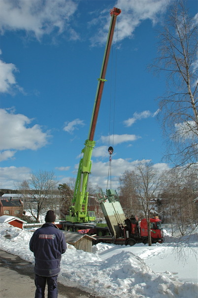 Slussportarna vid övre slussen lastas för transport till Kristinehamn / Foto : Bengt Erlandsson - 20 mars 2006